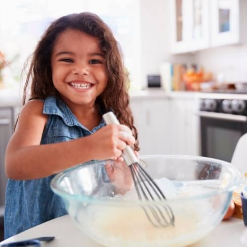 Cuisine d'un gâteau pour un atelier enfant à Attalens, canton de Fribourg